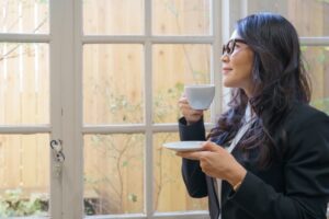 写真で片目だけ小さく見える？50代女性のメガネとレンズ度数の意外な関係