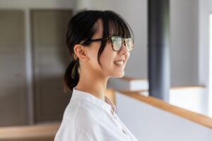 子どもが「メガネで頭が痛い」と言ったら？“慣れ”で済ませない見え方の話
