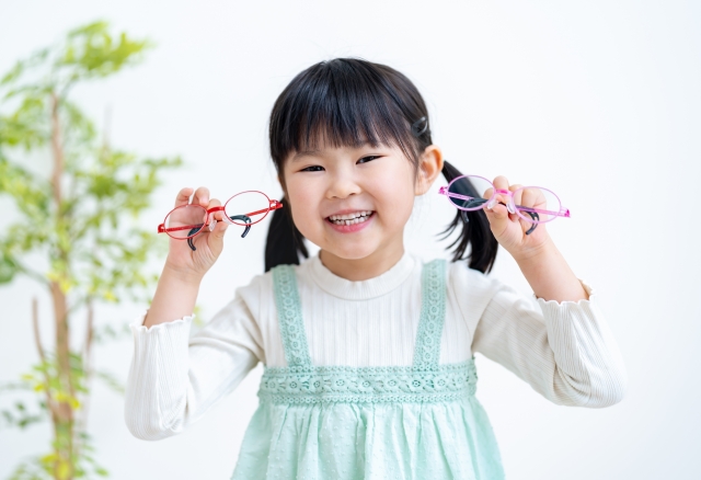「片目だけ見えにくい？」子どもの左右差に母親が気づくサイン