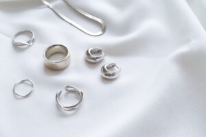 小さな金具が宝石全体を守っている話