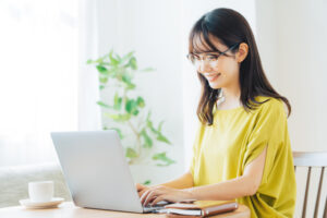 50代女性のメガネ、レンズが青く光るのはなぜ？“反射”で変わる目元の印象