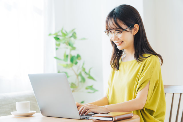 50代女性のメガネ、レンズが青く光るのはなぜ？“反射”で変わる目元の印象