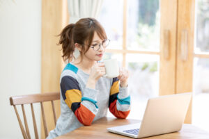 50代女性のメガネ、左右同じ高さなら正解？“顔は左右対称ではない”という話