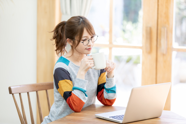 50代女性のメガネ、左右同じ高さなら正解？“顔は左右対称ではない”という話