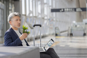 帽子をかぶるとメガネがずれる男性へ