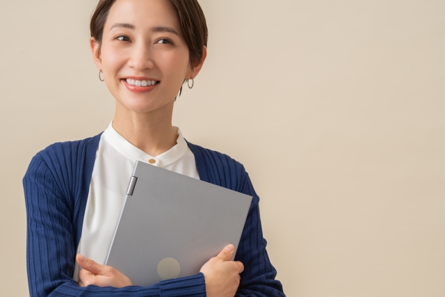 長岡の50代女性へ　「薄いレンズほど良い」は本当？メガネレンズの意外な選び方