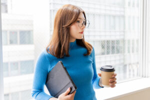50代女性のメガネ、フレーム幅は顔幅ぴったりが正解？横顔で分かる選び方
