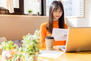 遠近両用メガネの価格差はどこから生まれる？50代女性が知っておきたい“設計の違い”