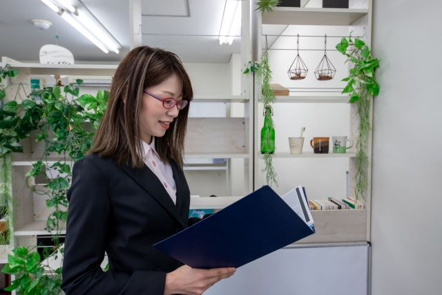 50代女性のメガネ、鼻パッドが透明なら交換不要？“硬さ”が教える交換サイン