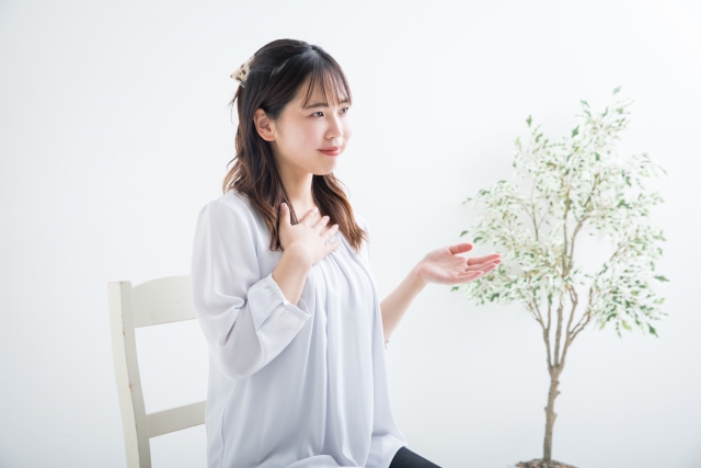 メガネとピアス、どちらを主役にする？50代女性の“顔まわりコーデ”新ルール