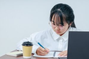 受験勉強で目が疲れる…度数を上げる前に母親が確認したいこと