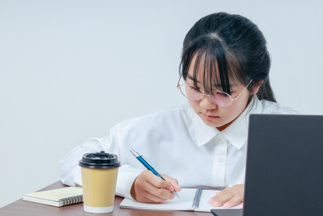 受験勉強で目が疲れる…度数を上げる前に母親が確認したいこと